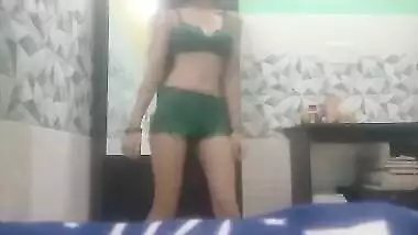 Teen sexy Desi girl shaking her sweet booty on XXX camera
