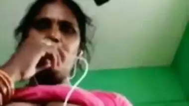 Mature Desi auntie demonstrates XXX tits and cunt on video call