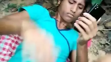Desi girl bushy pussy show outdoors