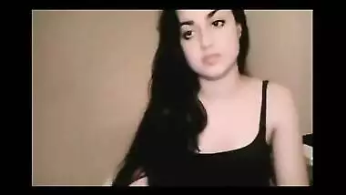 Amateur young college girl goes nude on live cam