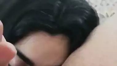 Hot babe sucks her Shohar’s balls in the Pakistani xxx video