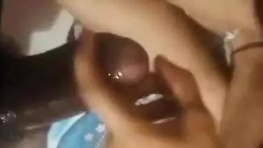 Desi bhabi oily handjob