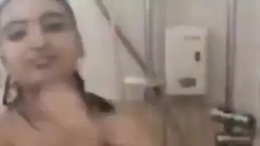Cute Girl Record Her bath
